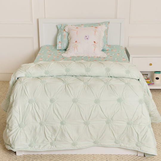 Eva Embroidered Organic Cotton Quilt - Soft Green